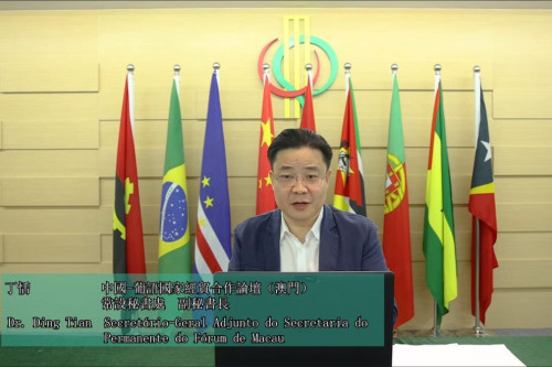 O Secretário-Geral Adjunto do Fórum de Macau, Dr. Ding Tian profere o seu discurso
