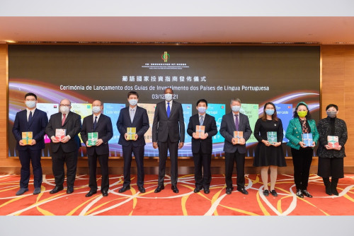Deputy Secretary-General of Forum Macao, Mr Paulo Jorge Rodrigues do Espírito Santo, hands out copies of the investment guides to guests
