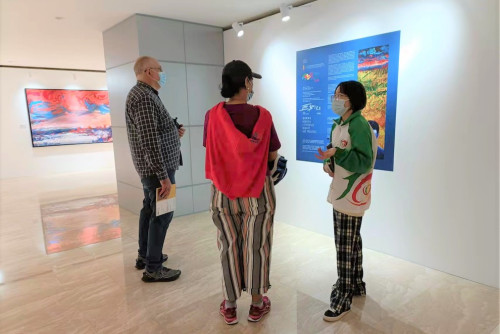 Visita do público na exposição das obras