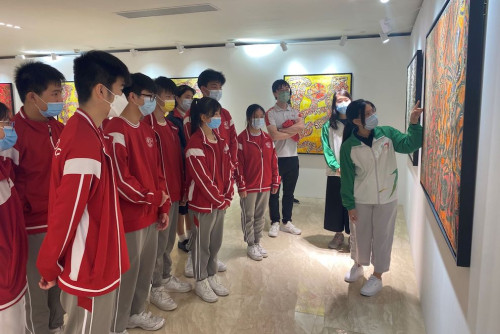 Os alunos da Escola Kwong Tai de Macau visitam a Exposição