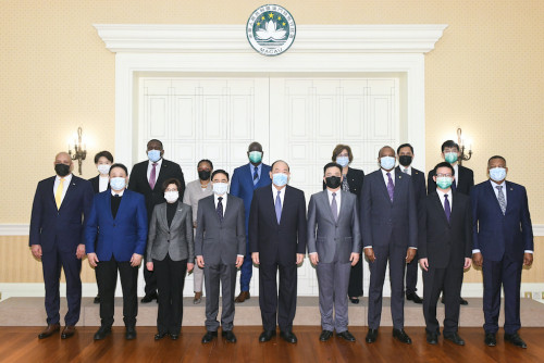 Fotografia de grupo da Delegação do Secretariado Permanente do Fórum de Macau e o Chefe do Executivo, Ho Iat Seng (Fonte: Gabinete de Comunicação Social)  