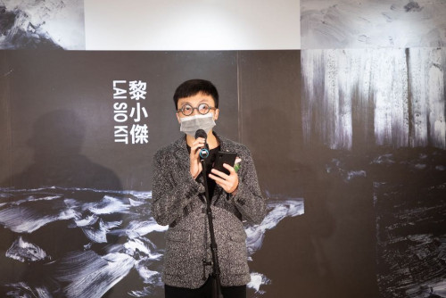Artist Mr Lai Sio Kit gives a brief presentation on his work