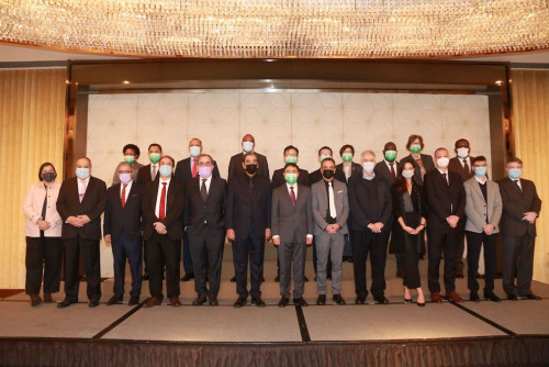 Fotografia de grupo entre o Secretariado Permanente do Fórum de Macau e os órgãos de comunicação social