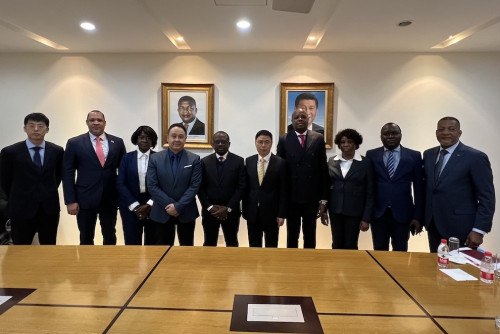 Visita à Embaixada de Angola na China