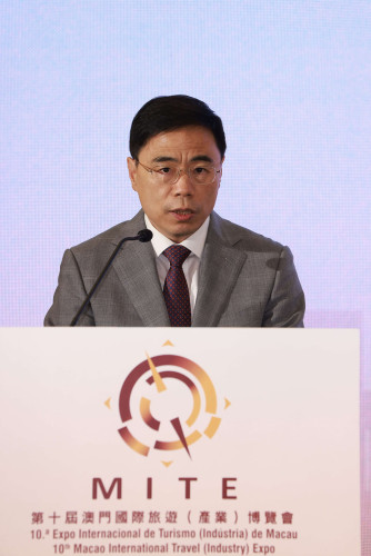 Mr. Ji Xianzheng delivers a speech