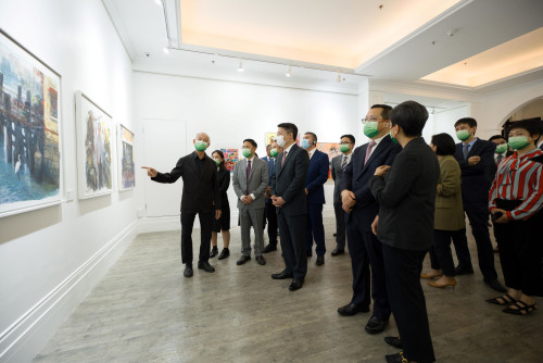 Os convidados visitam o 2.º ciclo de exposição colectiva “Policromias Lusófonas”