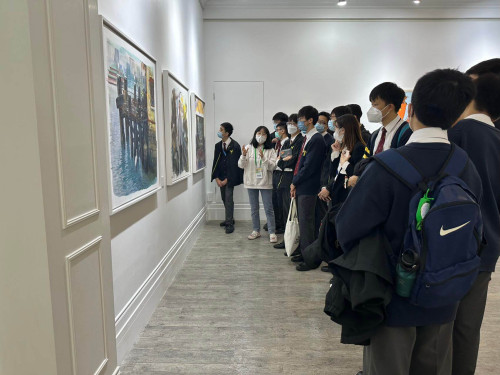 Guias voluntários na visita de professores e alunos às exposições da Semana Cultural