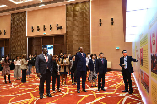 The delegation of the Permanent Secretariat and the Support Office of Forum Macao listening to the introduction made by the exhibition guide