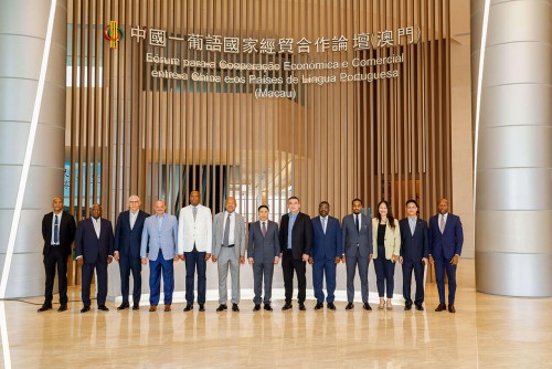 Delegação do sector dos Diamantes de Angola visita Fórum Macau