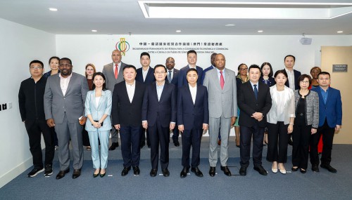 A delegation from Shenzhen visits the Permanent Secretariat of Forum Macao