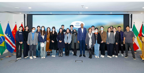 Professores e estudantes da Universidade da Cidade de Macau visitaram o Secretariado Permanente para intercâmbio e efectuaram visita à exposição “Retrospectiva do Estabelecimento do Fórum de Macau - 20.º Aniversário”