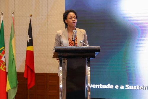 A Embaixadora de São Tomé e Príncipe, Isabel Domingos, a proferir um discurso