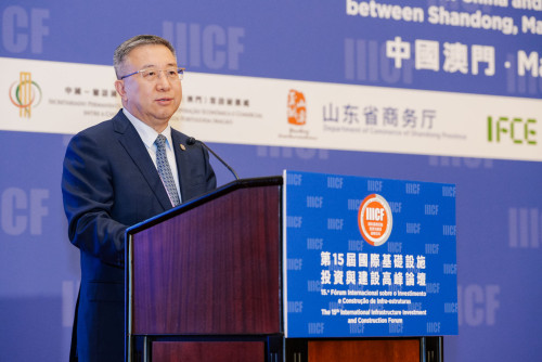 Fang Qiuchen, Chairman of the China International Contractors Association, delivers a speech