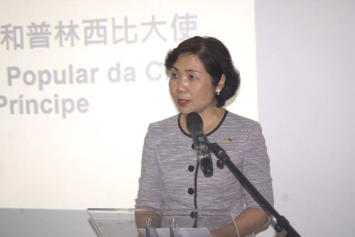 Embaixadora da China em São Tomé e Príncipe, Xu Yingzhen, a proferir intervenção