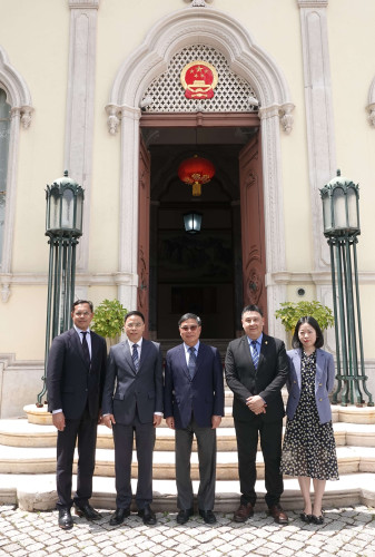 The delegation meets with Mr. Zhao Bentang, Chinese Ambassador to Portugal.