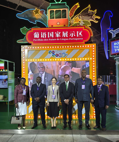 Group photo of the delegation of the Permanent Secretariat of Forum Macao at the Pavilion of Portuguese-speaking Countries in the “Macao Week in Shaanxi•Xi’an”