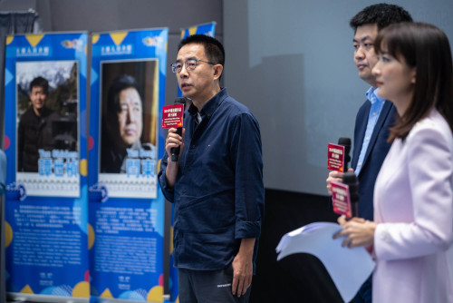  Realizadores da equipa da produção do documentário, Tan Shizhen e Li Kai, a interagirem presencialmente com a audiência