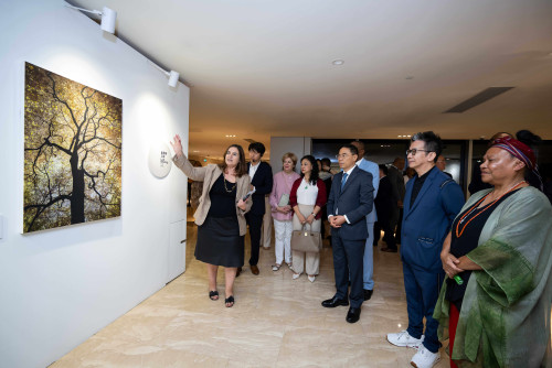 Convidados a apreciarem as obras da Exposição