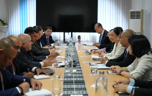 与中国驻佛得角大使张洋共同拜会佛得角外交侨民与国防部部长罗萨