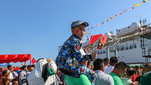 Residentes chineses recebem navio “Arca da paz”