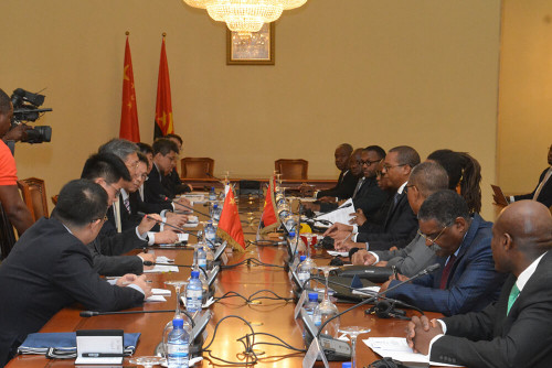 由商务部部长王文涛率领的中国代表团在罗安达会见安哥拉经济协调国务部长若泽・德利马・马萨诺率领的代表团
