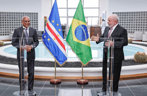 巴西总统路易斯・伊纳西奥・卢拉・达席尔瓦在普拉亚会见佛得角总统若泽・玛利亚・内韦斯